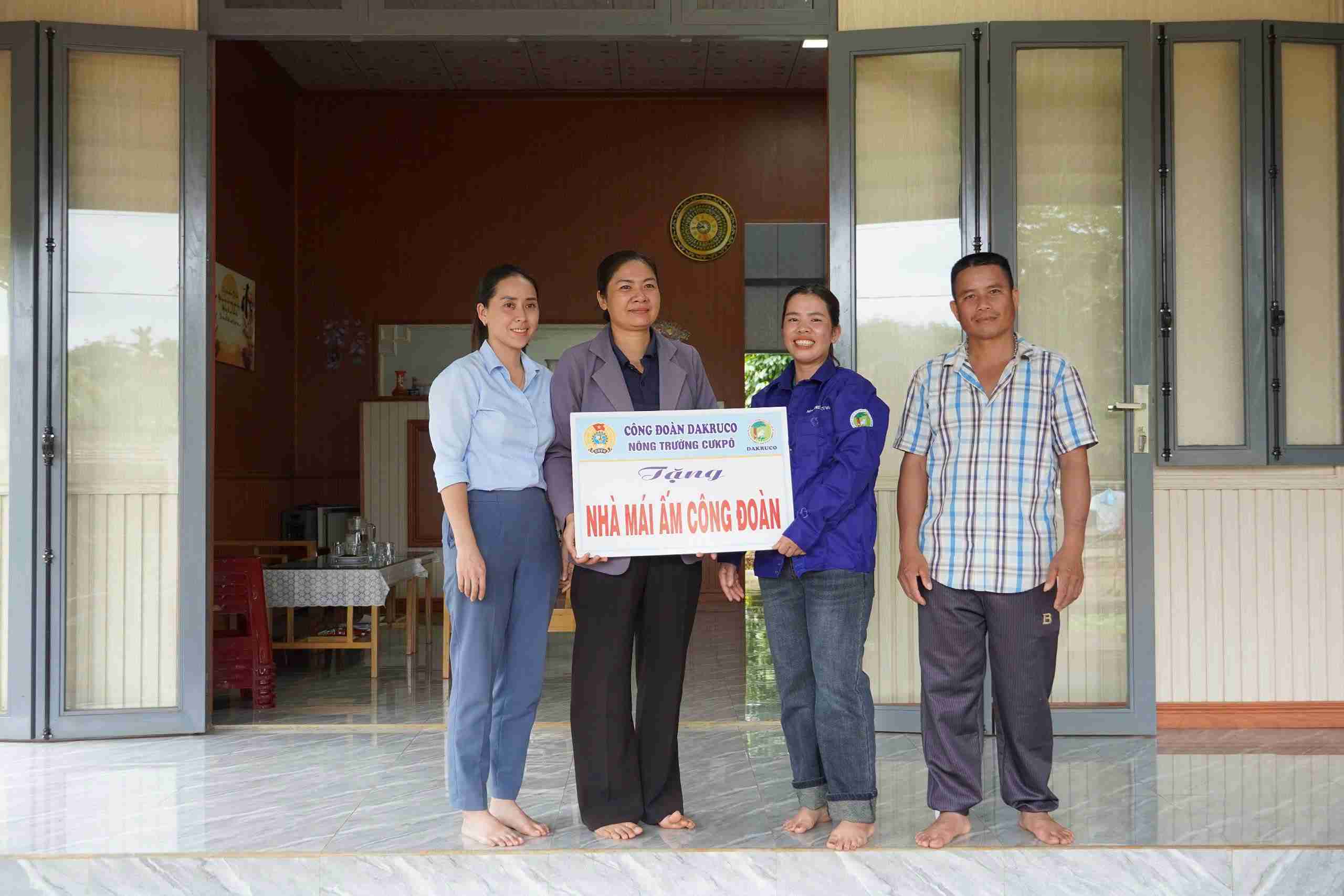 In recent years, the Board of Directors and the Trade Union of Dak Lak Rubber Joint Stock Company have been making efforts to improve income and improve the lives of disadvantaged workers. Photo: Bao Trung