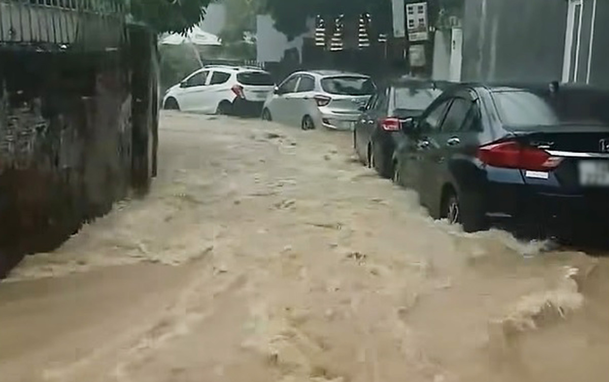 Ngập lụt một tuyến đường sau tỉnh ủy Quảng Ninh, phường Hạ Long, tỉnh Quảng Ninh. Ảnh: Người dân cung cấp