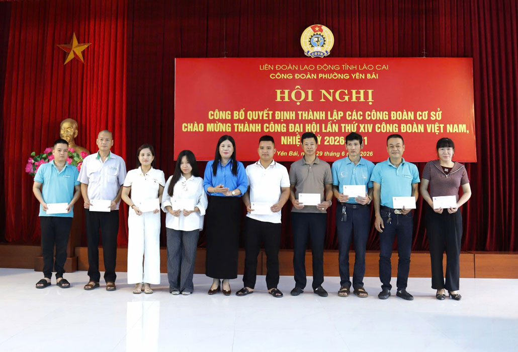 Trao quà cho đoàn viên có hoàn cảnh khó khăn. Ảnh: Thanh Hoa