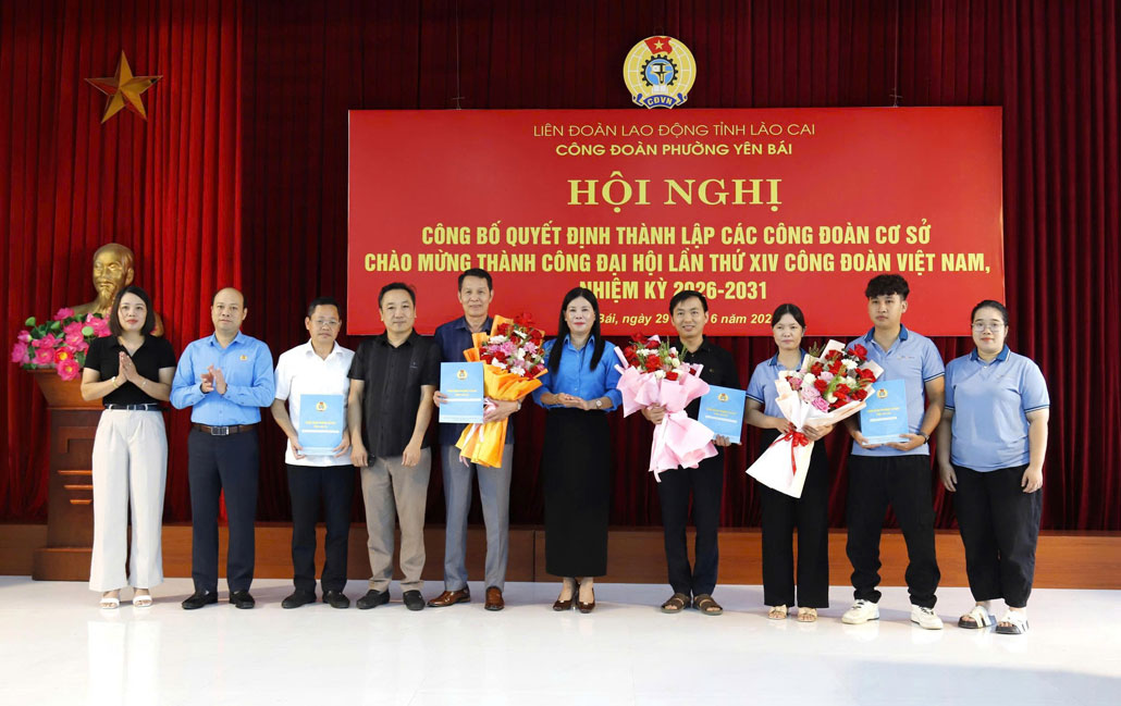 Handing over decisions to establish 4 new grassroots trade unions. Photo: Thanh Hoa