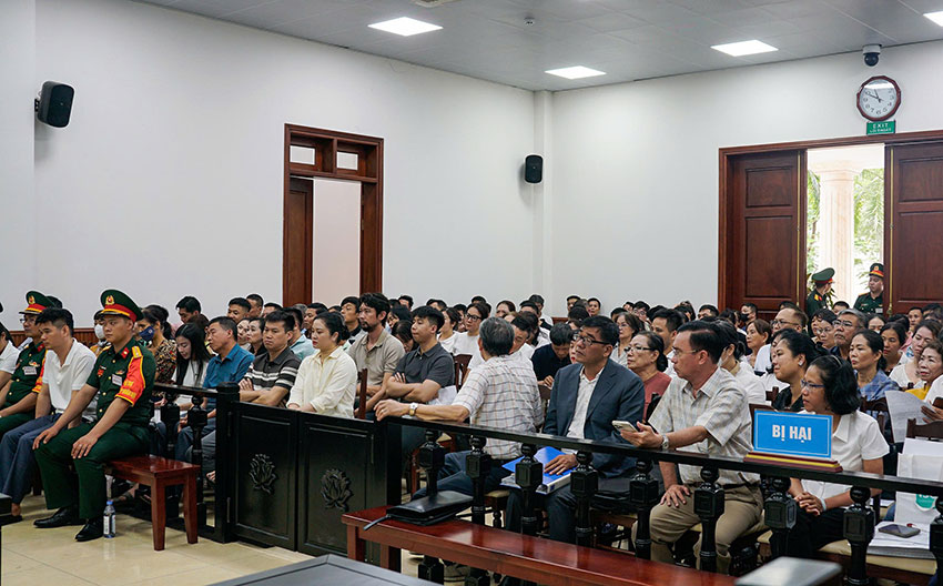 Phiên tòa phúc thẩm vụ án liên quan Tập đoàn Phúc Sơn, với hàng trăm bị hại có mặt. Ảnh: Việt Hùng