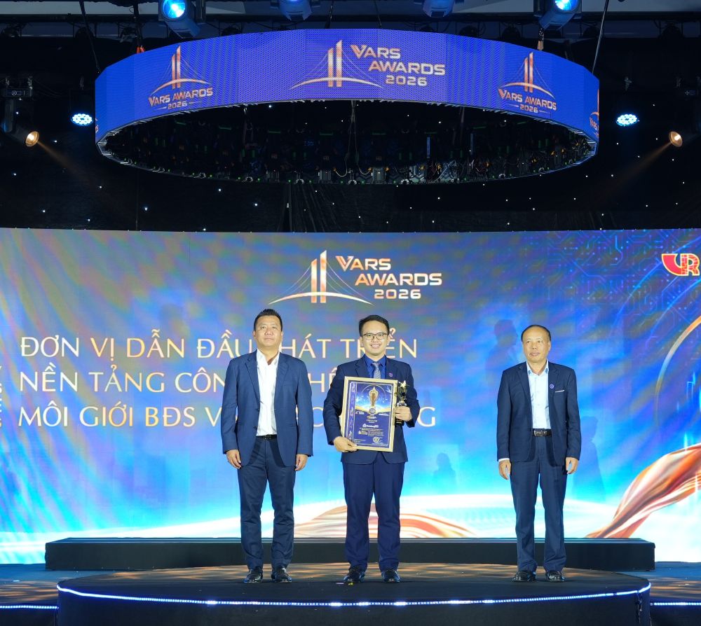 グエン・クオック・アイン氏 - Batdongsan. com. vn副社長がVARSアワード2026の受賞ユニットを代表して。写真:VARS