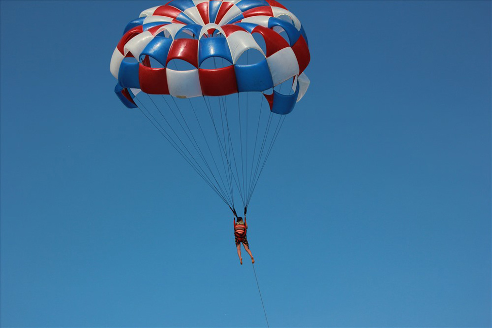 Gia Lai will pilot water motorcycles and paragliding at Quy Nhon beach. Photo: Thuy Trang