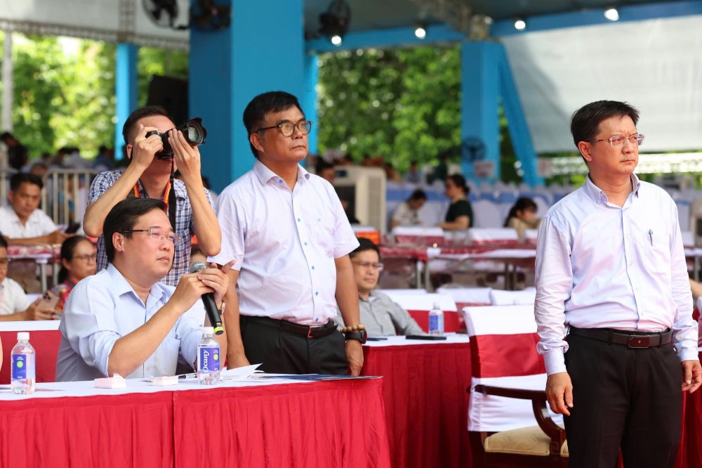 Ông Lê Quốc Phong - Phó Bí thư Thường trực Thành ủy TP HCM và ông Nguyễn Mạnh Cường - Phó Chủ tịch UBND TP HCM trực tiếp kiểm tra công tác tổ chức sự kiện.  