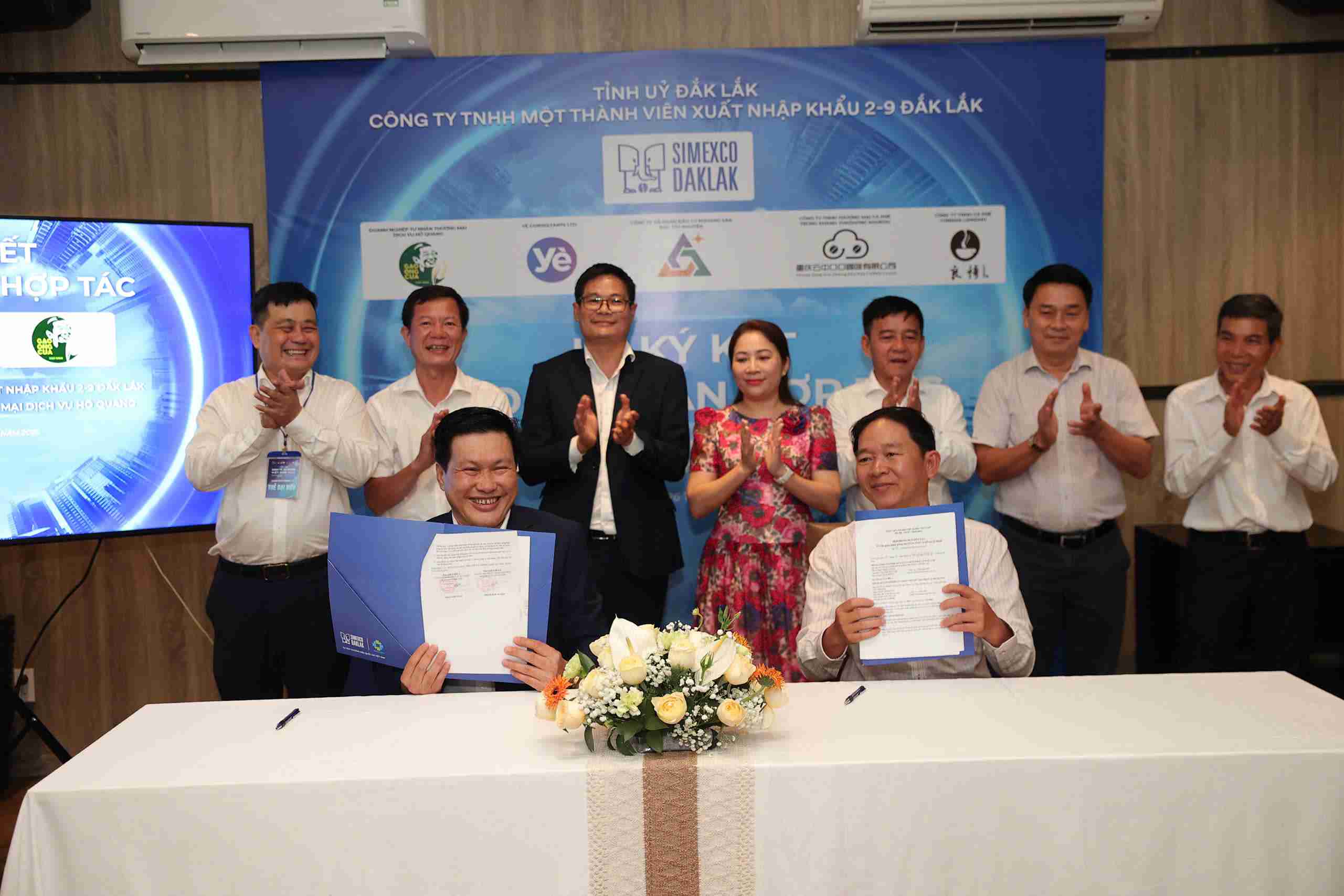 Lãnh đạo Simexco Daklak ký hết thỏa thuận với các đối tác. Ảnh: Bảo Trung