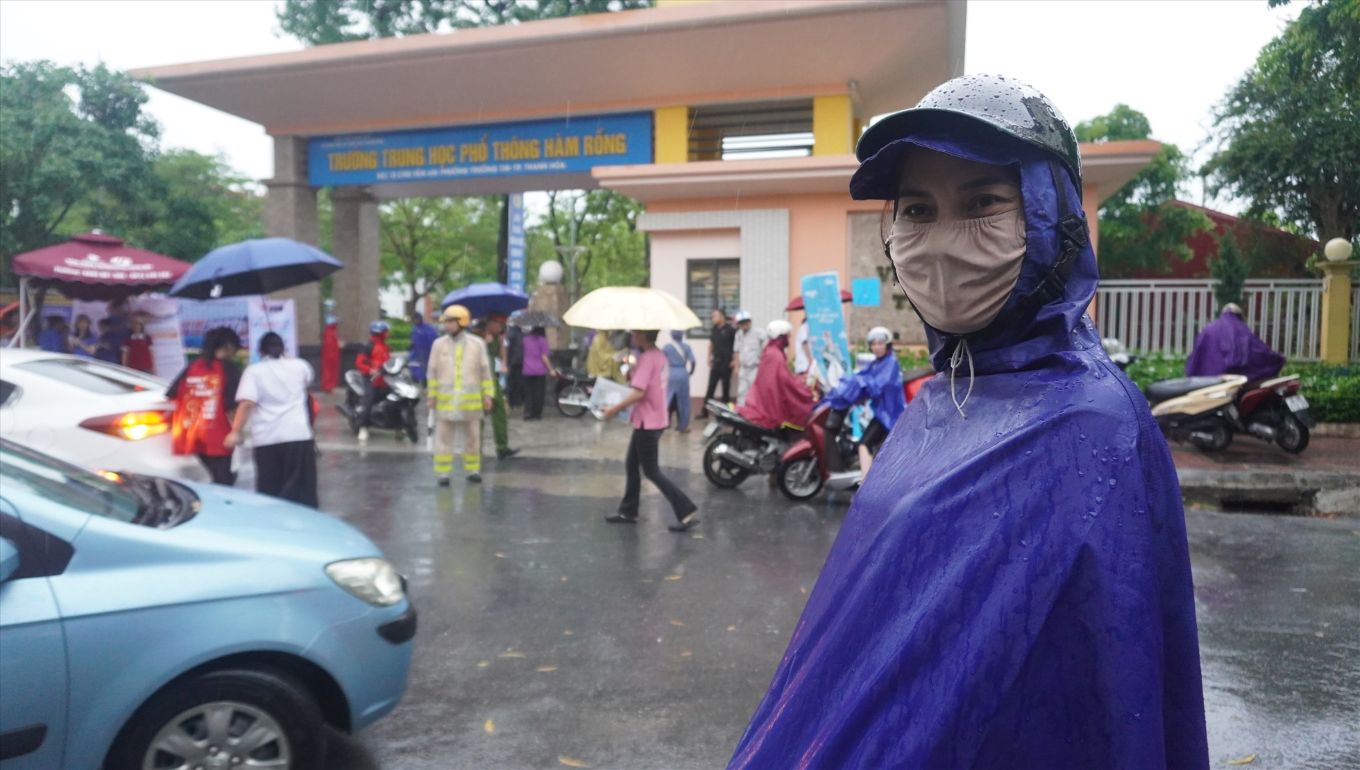 It is expected that the 10th grade entrance exam scores in Thanh Hoa will be announced at 4 pm this afternoon. In the photo: Parents brave the rain to take their children to the 10th grade entrance exam at Ham Rong High School. Photo: Quach Du