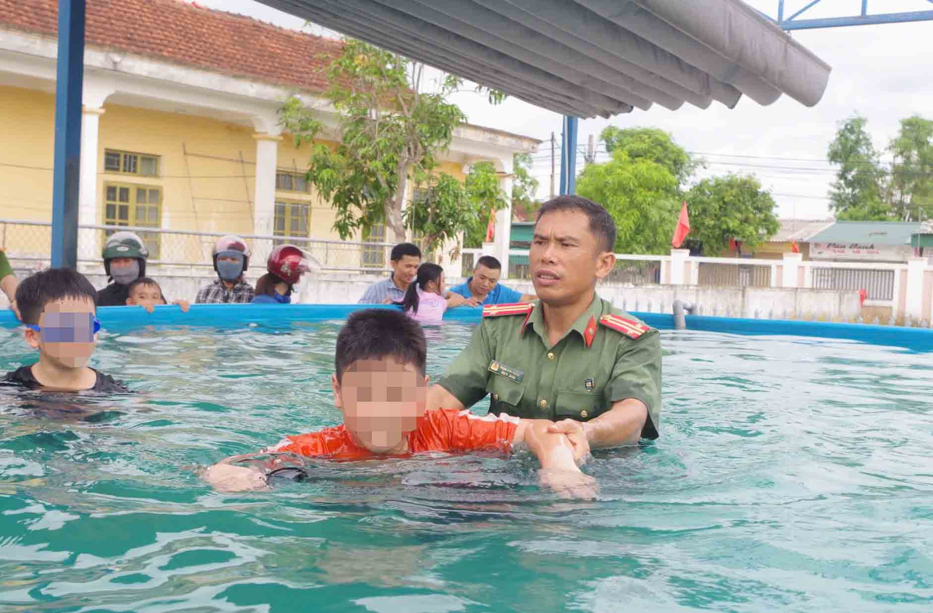 Gia Hanh Commune Police coordinate to teach swimming for free to children. Photo: Hoang Anh
