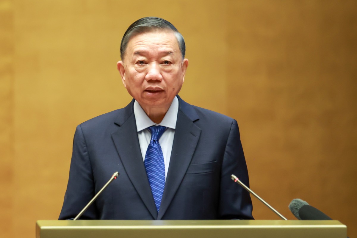 Le secrétaire général et président de la République Tô Lâm s'exprime lors de la conférence nationale pour imprégner et mettre en œuvre la résolution n° 10-NQ/TW suggérant l'exigence de technologies étrangères auprès des entreprises IDE. Photo Đình Hải