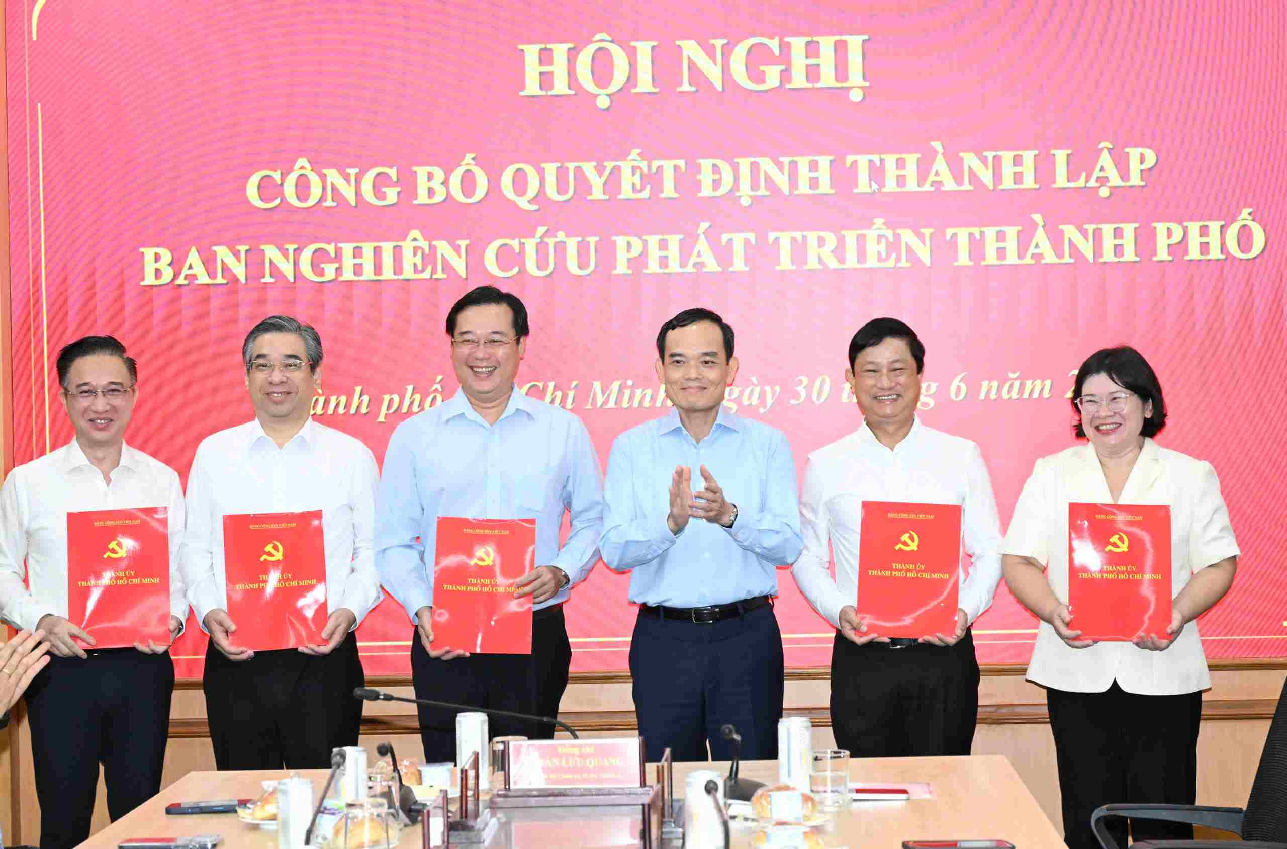 Bí thư Thành ủy TPHCM Trần Lưu Quang trao quyết định đến các Phó Trưởng Ban Nghiên cứu phát triển TPHCM. Ảnh: Việt Dũng