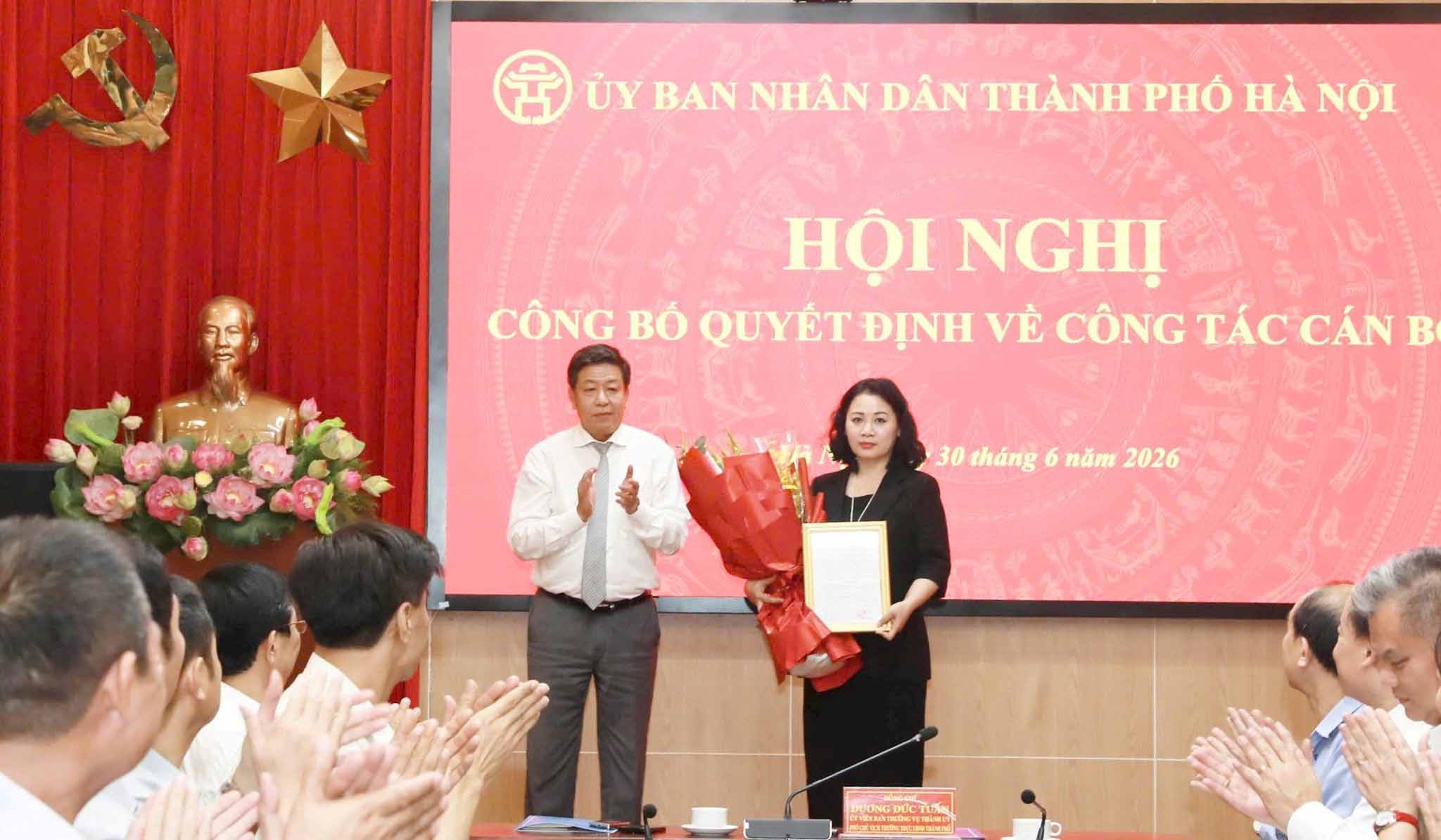Standing Vice Chairman of Hanoi City People's Committee Duong Duc Tuan presents the decision, congratulating Ms. Le Anh Thu on being appointed to the position of Deputy Director of Hanoi City Department of Home Affairs. Photo: Hong Thai