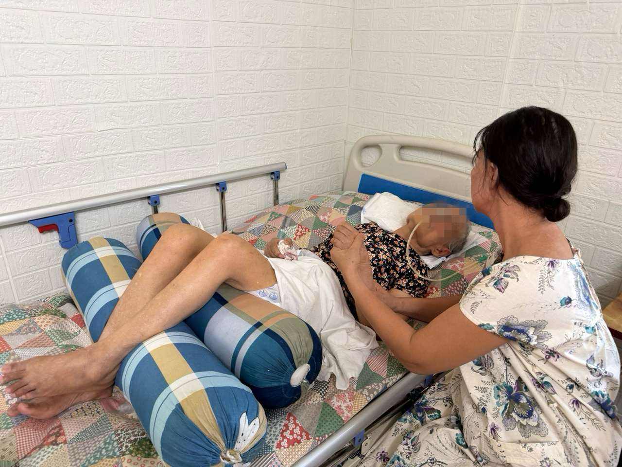 Cụ Nguyễn Thị Ngát nằm trên giường bệnh đã 5 năm nay. Đó cũng là khoảng thời gian cụ không thể hưởng chế độ trợ cấp BHXH của mình. Ảnh: Thùy Linh