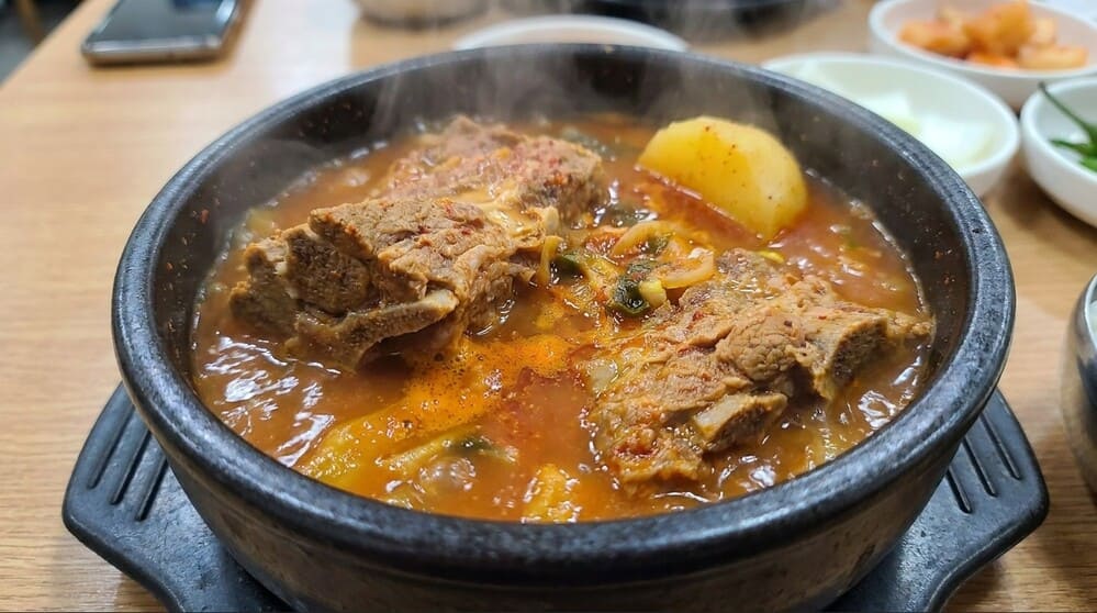 Utiliser des pommes de terre est l'un des conseils pour aider la soupe à réduire le goût salé. Photo: Tuan Dat