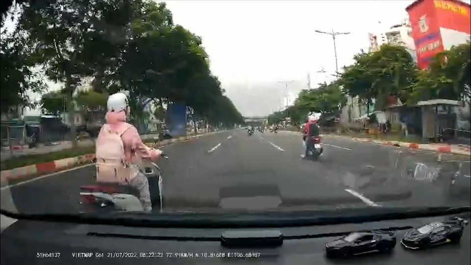 Motorbikes changing lanes without ensuring a safe distance from surrounding vehicles may be fined up to 6 million VND.