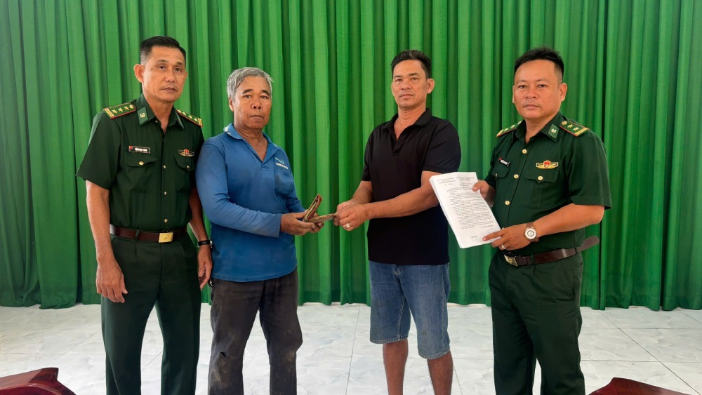 Biên phòng hỗ trợ tìm người đánh rơi ví tiền, giúp nhận lại tài sản