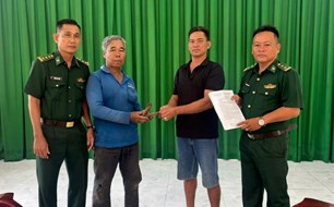 Biên phòng hỗ trợ tìm người đánh rơi ví tiền, giúp nhận lại tài sản