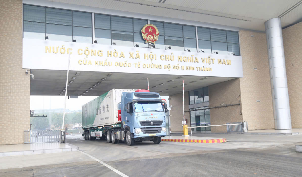Cửa khẩu Kim Thành đóng vai trò quan trọng trong hoạt động xuất nhập khẩu giữa Việt Nam và Trung Quốc. Ảnh: Đinh Đại 