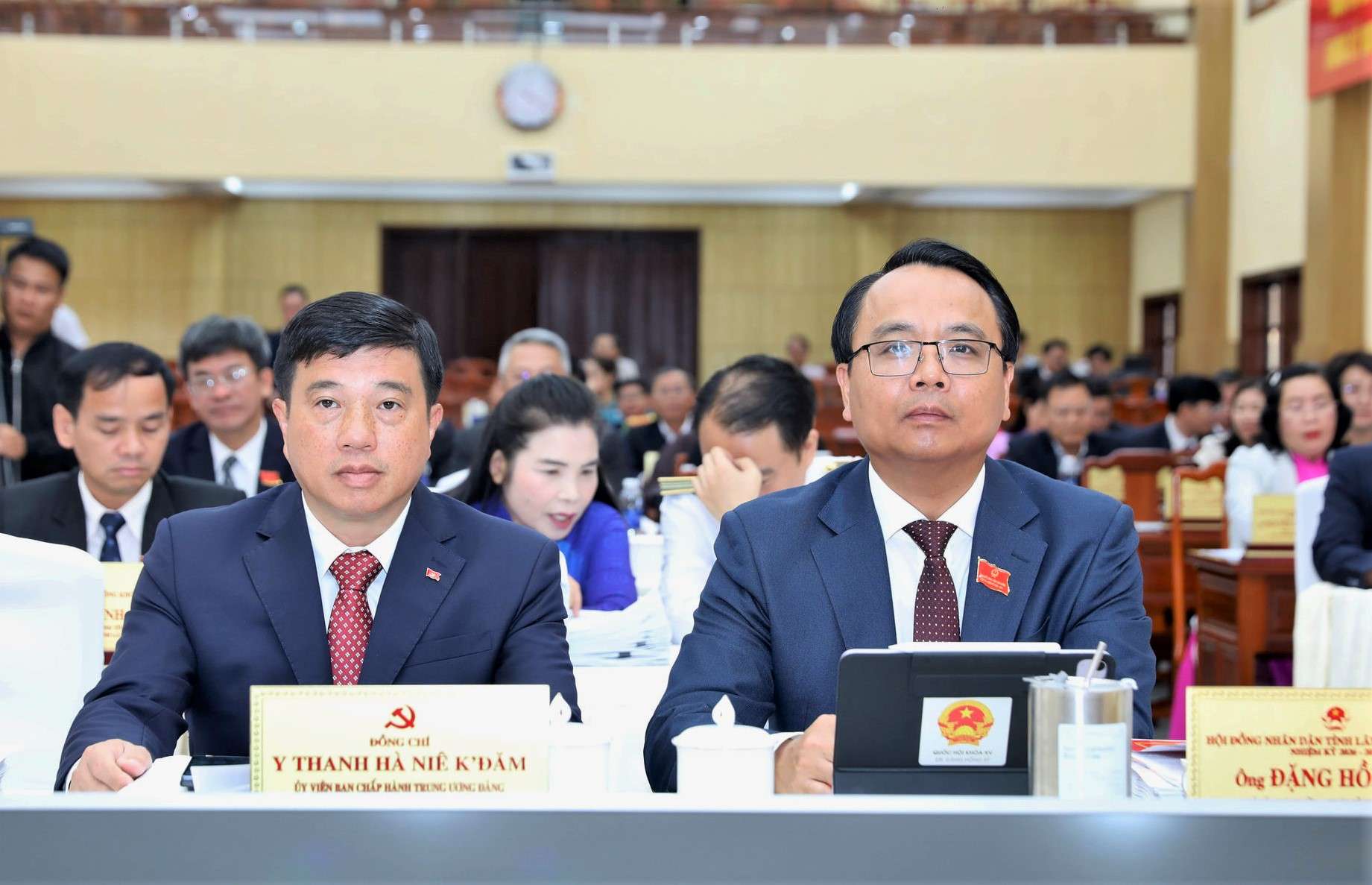 Ông Y Thanh Hà Niê Kđăm - Ủy viên Trung ương Đảng, Bí thư Tỉnh ủy Lâm Đồng và ông Đặng Hồng Sỹ - Phó Bí thư Thường trực Tỉnh ủy dự kỳ họp. Ảnh: Thành Lê 
