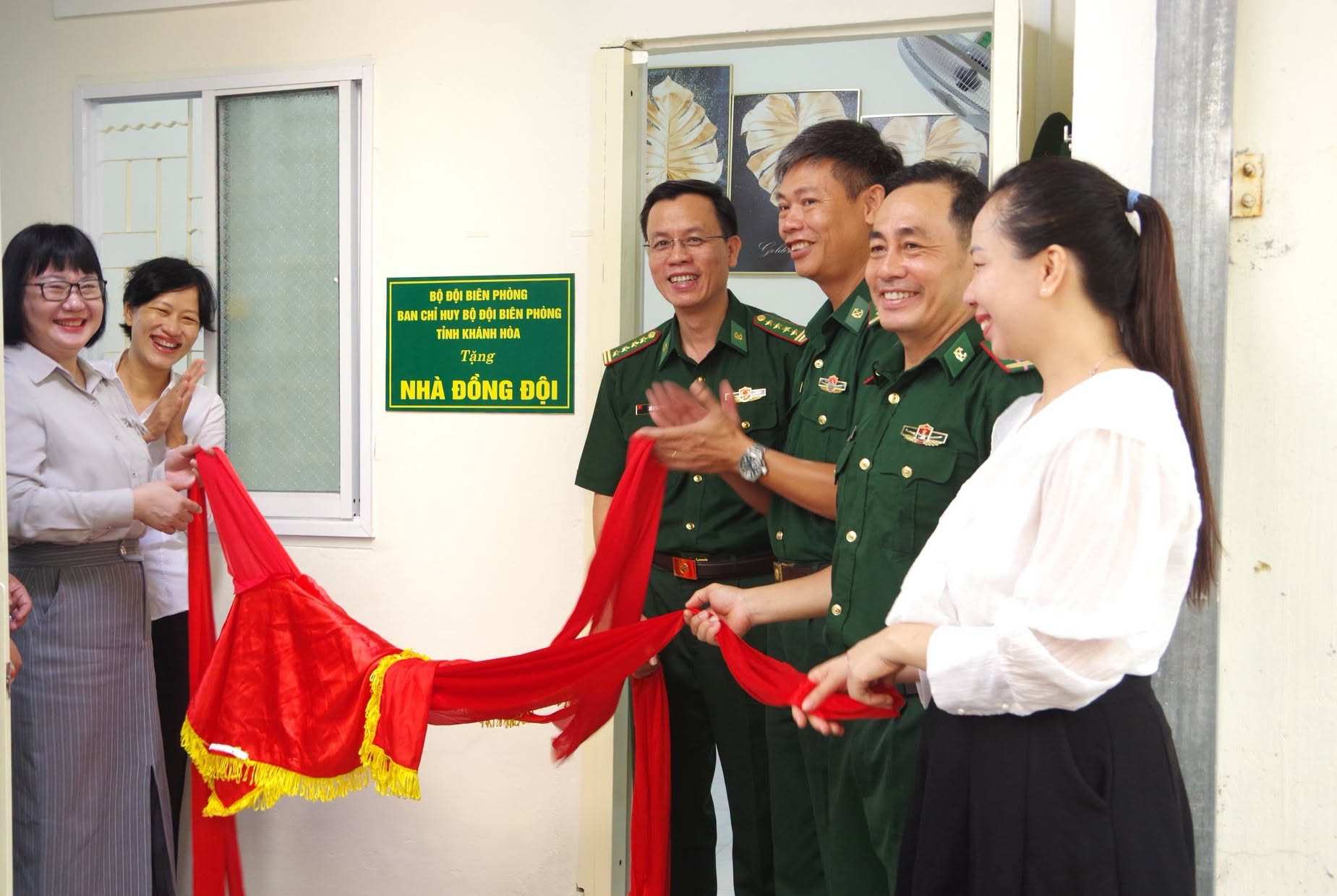 Images at the ceremony to award comrade's houses to Border Guard soldiers in difficult circumstances. Photo: Khanh Hoa Border Guard