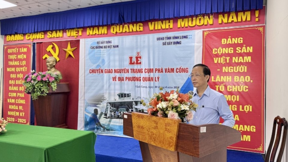 El vicepresidente del Comité Popular Provincial de Vĩnh Long, Nguyễn Trúc Sơn, habló en la ceremonia de entrega del Complejo de Ferries Vàm Cống en su estado original.