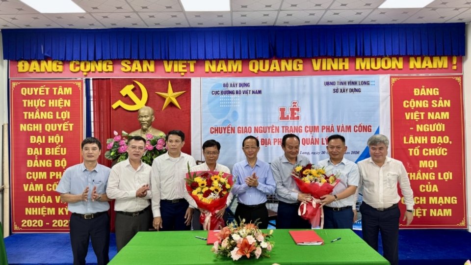 Lãnh đạo UBND tỉnh Vĩnh Long và các đơn vị trao hoa chúc mừng tại buổi lễ bàn giao. Ảnh: Hoàng Lộc