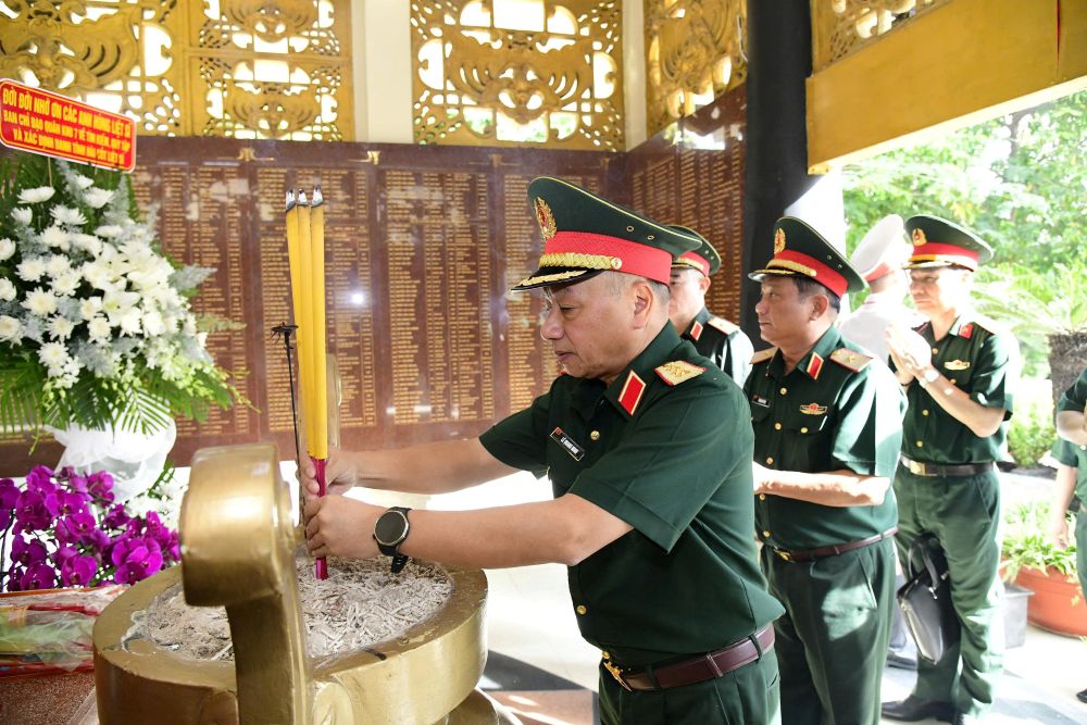 Đoàn công tác thành kính dâng hương tưởng nhớ các anh hùng liệt sĩ 