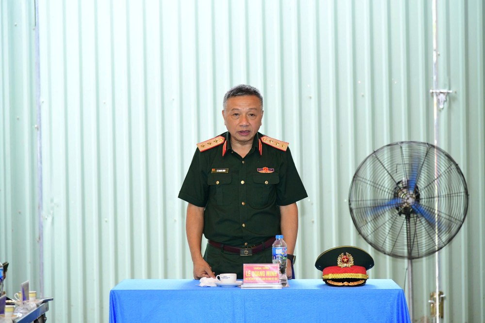 Thượng tướng Lê Quang Minh - Phó Chủ nhiệm Tổng cục Chính trị - phát biểu chỉ đạo, nhấn mạnh việc tìm kiếm hài cốt liệt sĩ là nhiệm vụ chính trị đặc biệt thiêng liêng.