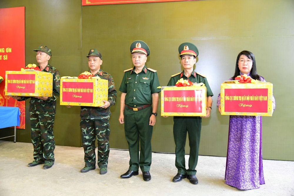 Thượng tướng Lê Quang Minh ân cần thăm hỏi, trao quà động viên cán bộ, chiến sĩ đang ngày đêm làm nhiệm vụ tại công viên Lê Thị Riêng.