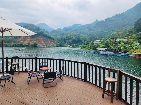 Hoa Binh Lake has many attractive tourist destinations. Photo: NVCC
