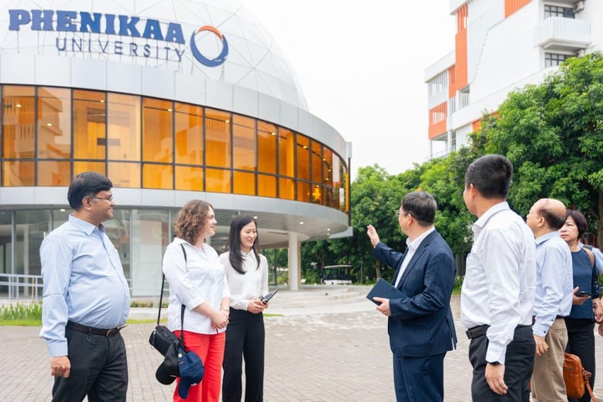 GS.TS Phạm Thành Huy - Phó Tổng giám đốc Đại học Phenikaa giới thiệu không gian nhà chiếu hình vũ trụ tại Đại học Phenikaa. Ảnh: BTC 