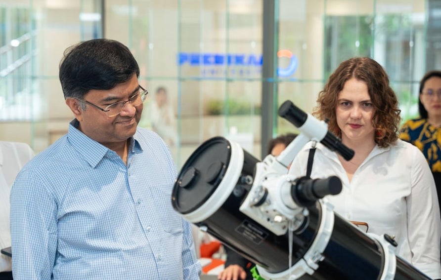 Professor Aniket Sule, President of IOAA, and Dr. Natasa Dragovic, Secretary General of IOAA, inspect the system of equipment serving the exam in Hanoi. Photo: BTC
