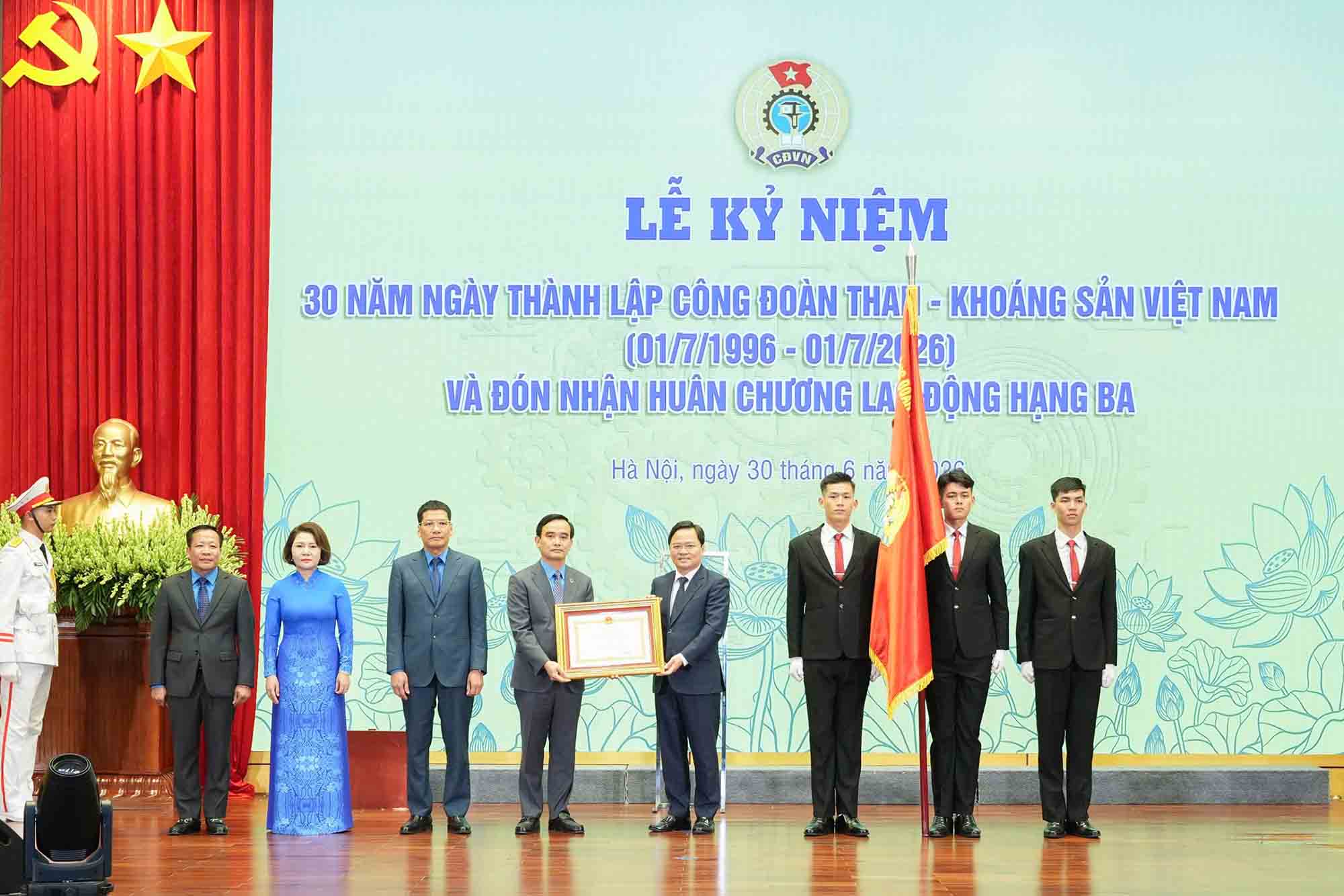 Mr. Nguyen Anh Tuan, Member of the Party Central Committee, President of the Vietnam General Confederation of Labour (4th from right) presents the Third-class Labor Medal to the Vietnam National Coal - Mineral Industries Trade Union. Photo: Huu Chanh