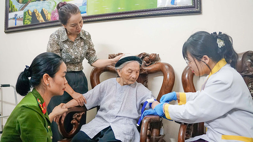 Police come to the house to take DNA biological samples of a 100-year-old woman in O Dien commune, Hanoi City. Photo: Viet Anh
