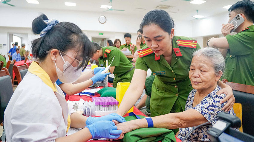 Một người thân của liệt sĩ chưa xác định thông tin, được lấy mẫu ADN phục vụ cho công tác tìm kiếm. Ảnh: Việt Anh