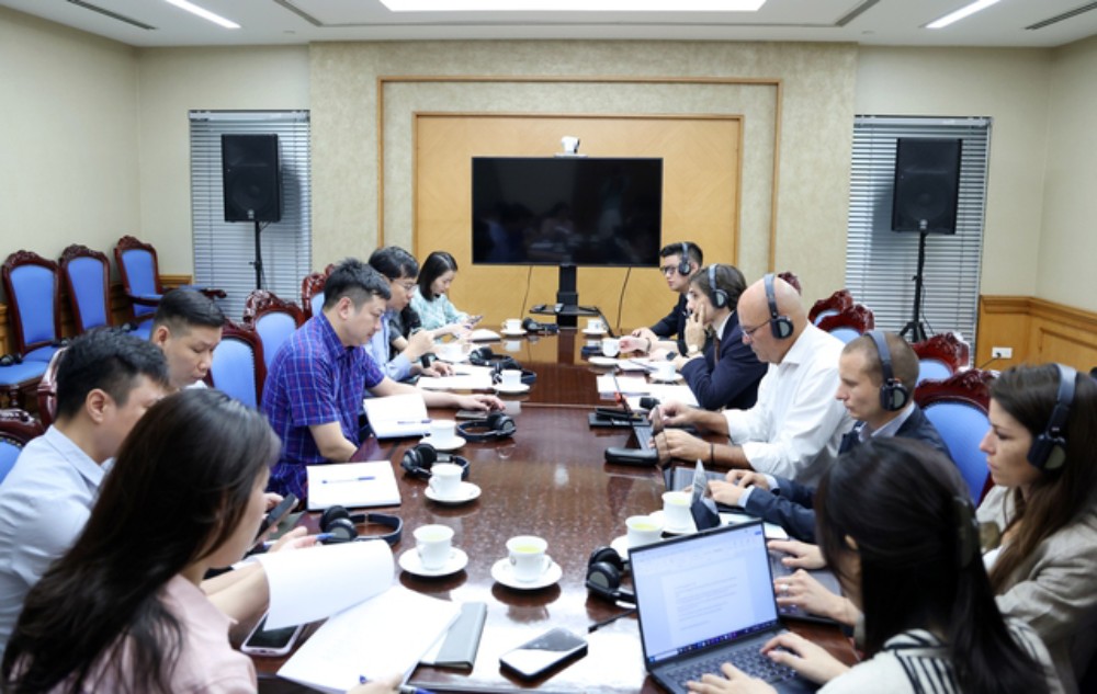 The Department of Digital Transformation works with a delegation of experts from the French Embassy to exchange experiences on building a digital government, data management, and AI. Photo: Gia Huy