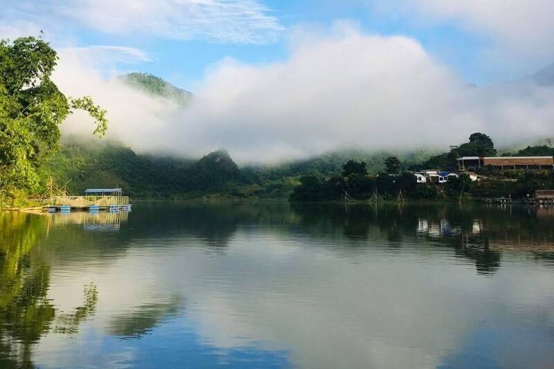 Lòng hồ Suối Chiếu, xã Mường Cơi trong xanh giữa núi rừng. Ảnh: Trường Sơn