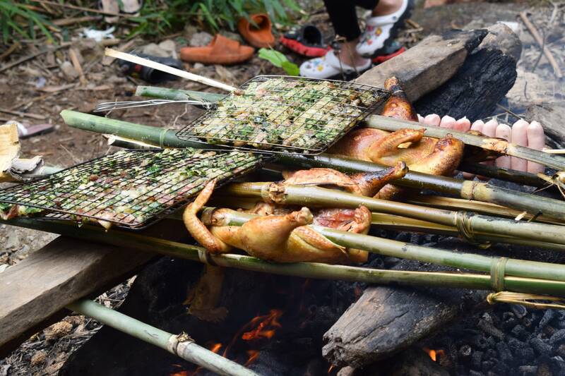 Du khách trải nghiệm tắm suối đầu nguồn và thưởng thức ẩm thực địa phương. Ảnh: Tuấn Anh