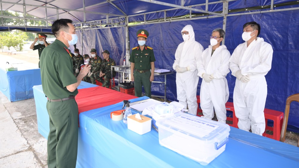 Trong suốt quá trình thực hiện, các đội lấy mẫu làm việc trong điều kiện nghiêm ngặt, tỉ mỉ từng thao tác. Ảnh: Phương Vũ