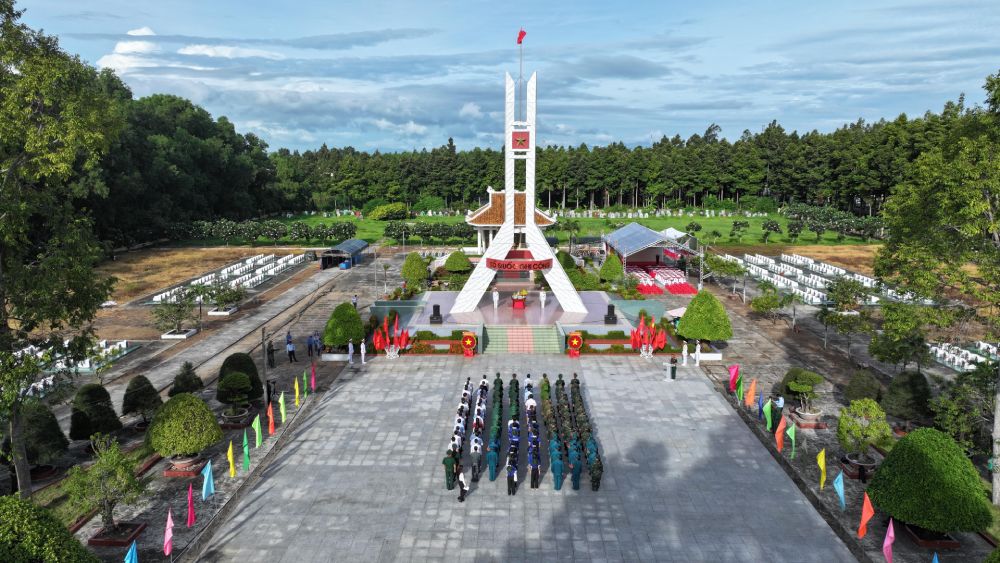 Nghĩa trang Liệt sĩ Châu Phú, xã Vĩnh Thạnh Trung. Ảnh: Phương Vũ