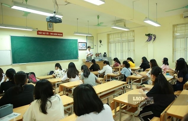 The Ministry of Home Affairs informs about the determination of merit certificates when considering Meritorious Teachers. Photo: Van Trang