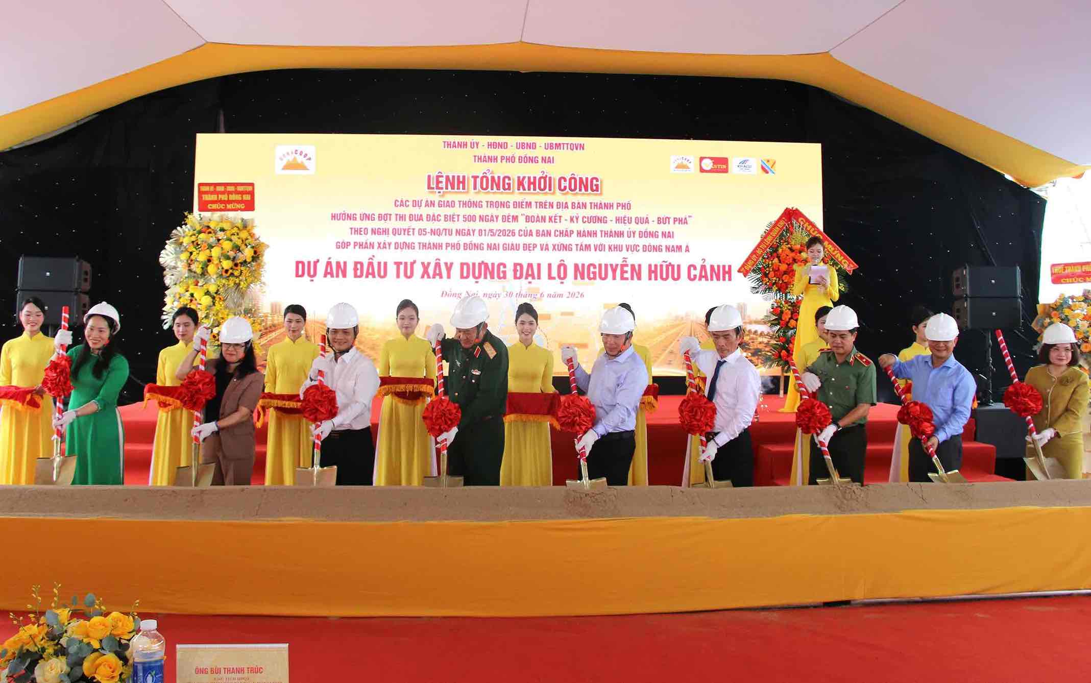 Các đại biểu thực hiện nghi thức khởi công Dự án Đầu tư xây dựng Đại lộ Nguyễn Hữu Cảnh (đoạn từ quốc lộ 51 đến cao tốc TPHCM - Long Thành - Dầu Giây). Ảnh: HAC