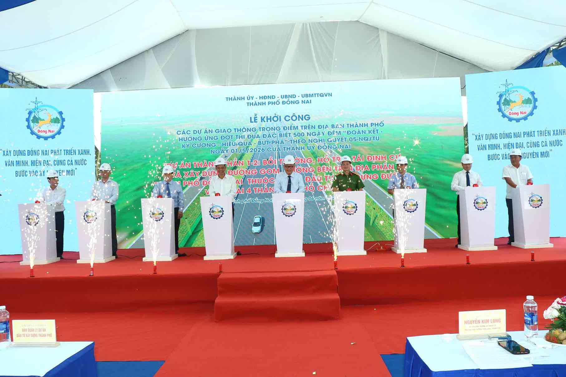 Delegates perform the groundbreaking ceremony of Component Project 1-2: Compensation, support, resettlement and construction of service roads and side roads on the territory of Dong Nai city under the Ho Chi Minh City Ring Road 4 Construction Investment Project. Photo: HAC