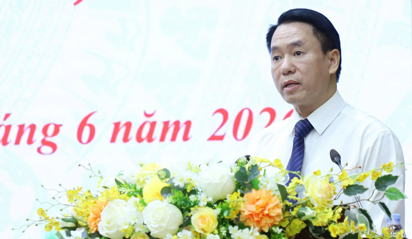Ông Luyện Hữu Chung - Giám đốc Sỏ Giáo dục và Đào tạo tỉnh Lào Cai trả lời chất vấn. Ảnh: Thanh Thủy