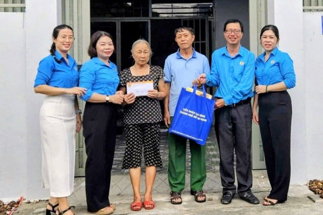 Bàn giao Mái ấm Công đoàn cho gia đình đoàn viên hoàn cảnh khó khăn ở phường Rạch Dừa, TPHCM. Ảnh: Lưu Tuyên