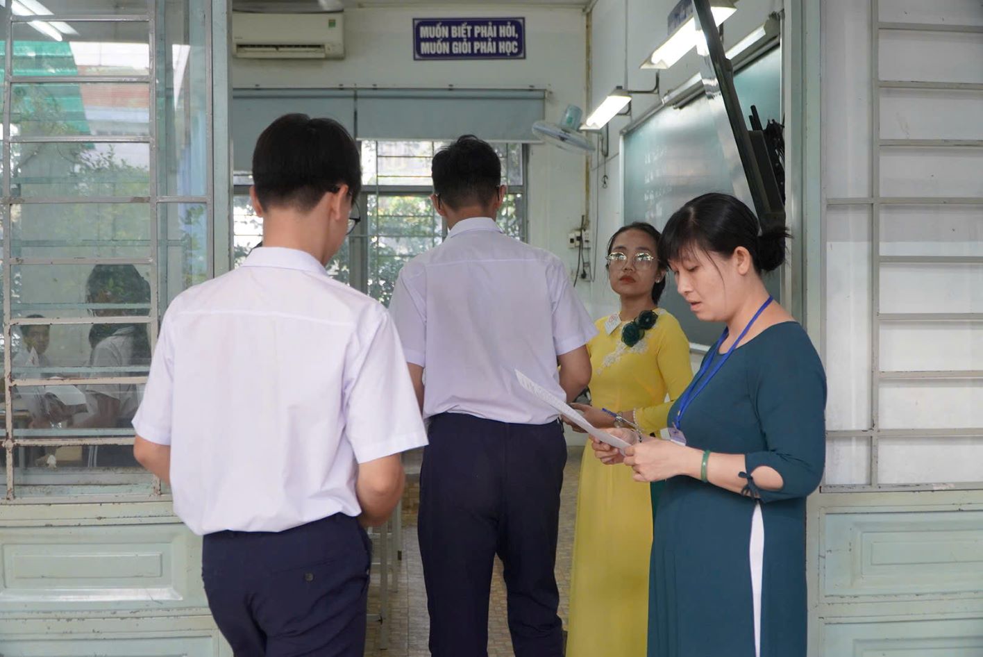 Ho Chi Minh City Department of Education and Training has announced the benchmark scores for 10th grade in the 2026-2027 school year. Photo: Chan Phuc