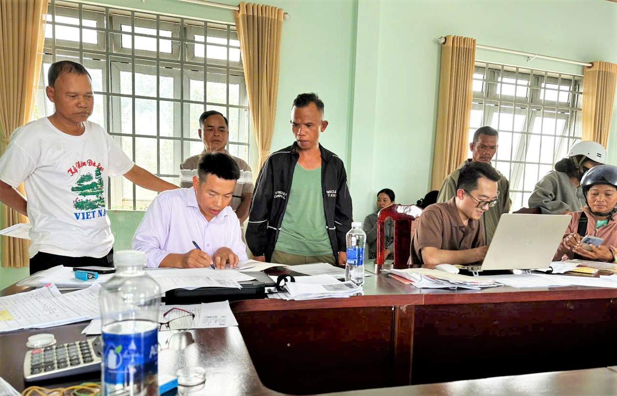 Quỹ Bảo vệ và Phát triển rừng tỉnh Lâm Đồng tiến hành chi trả tiền DVMTR qua tài khoản ngân hàng. Ảnh: Hoàng Duyên 