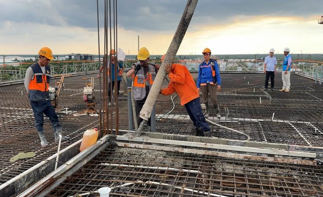 Đội ngũ công nhân tập trung thi công các hạng mục để đẩy nhanh tiến độ dự án. Ảnh: Hoàng Lộc