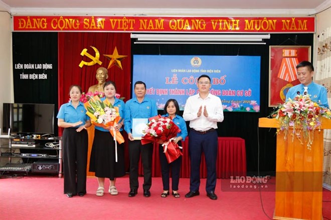 Lãnh đạo LĐLĐ tỉnh trao quyết định, tặng hoa chúc mừng Ban Chấp hành CĐCS Ban Quản lý dự án và Phát triển quỹ đất phường Điện Biên Phủ. Ảnh: Thanh Bình