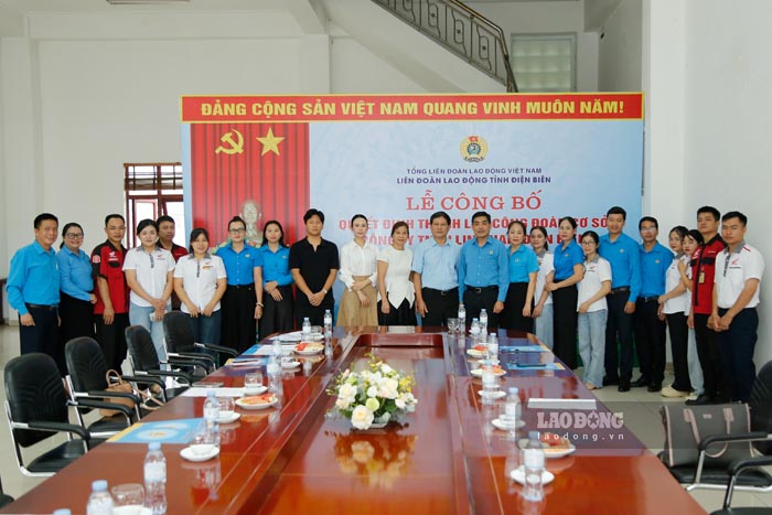 Leaders of the Provincial Labor Federation take souvenir photos with the grassroots trade union of Linh Nam Dien Bien Co., Ltd. Photo: Quang Dat