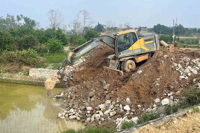 Hanoi requests dismantling of violating works, cutting off electricity and water if not complied with. Photo: Phu Cat General Service Center