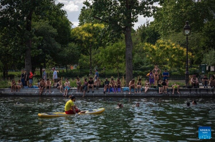 Parisians swimming in hot weather. Photo: Xinhua